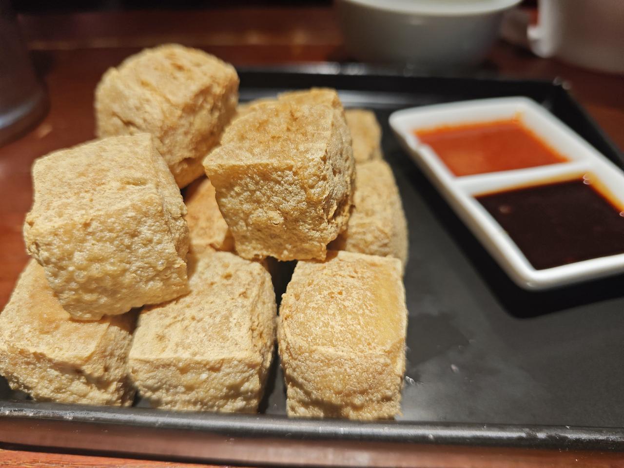 绍兴的醉蟹醉虾堪称一绝，味道真是美极了。看那醉蟹橘黄色冰凉清脆的壳，从里到外渗透