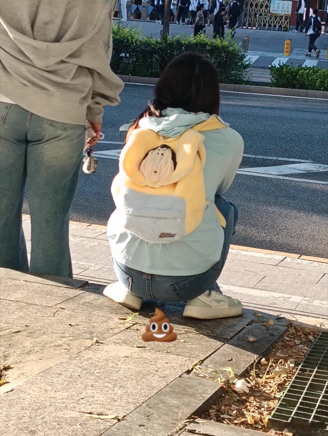 #赵坤传媒#离谱！某传媒公司老板街头一幕令人咋舌家人们谁懂啊！走在大马路上居然撞见如此不文明的一幕。