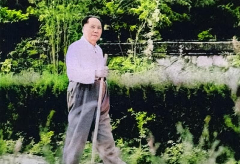 毛泽东在家乡和学生合影，一位姑娘硬挤进画面，主席幽默回应：你又来了呀！1959