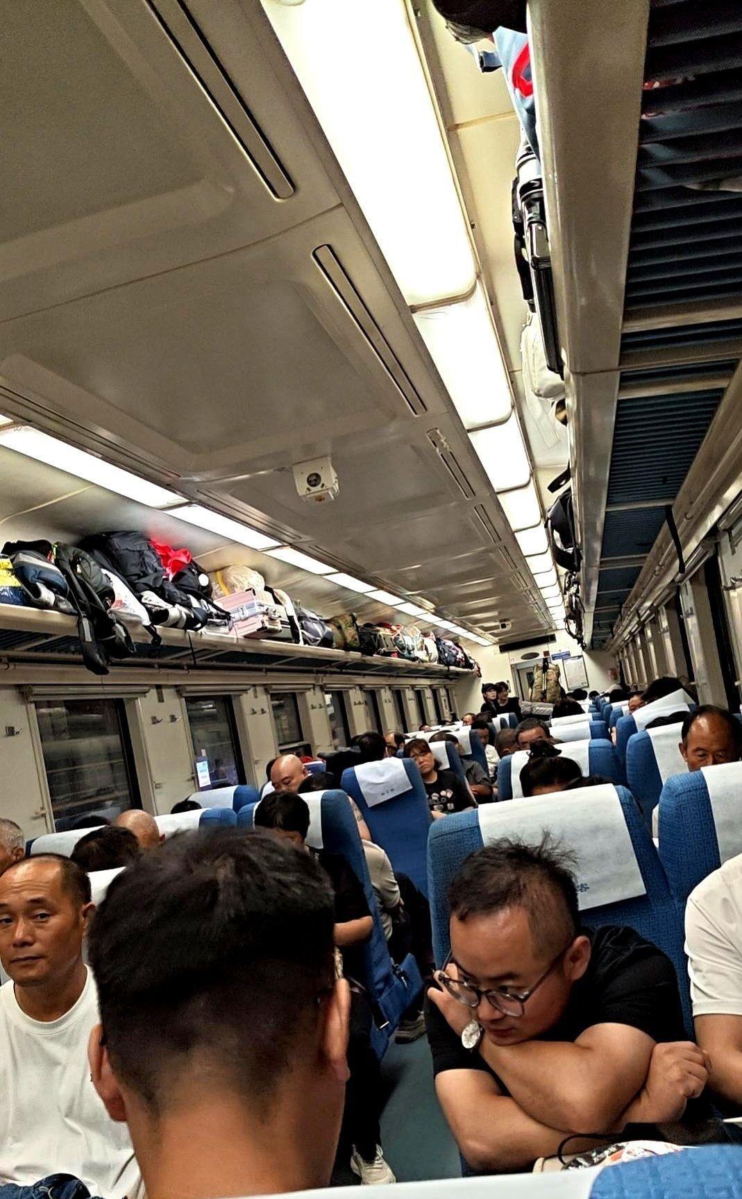 乘务员这招，是真的绝。大叔嫌空调冷，扯着嗓子要关。乘务员没吵没争，弯腰凑到他耳边