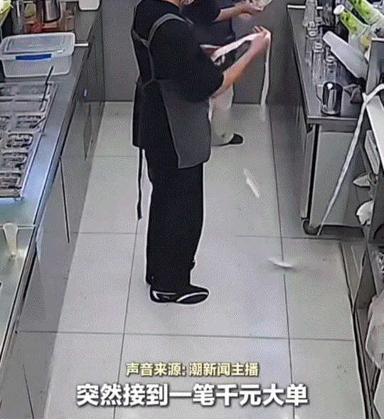 山东蒙阴一家茶饮店，两名00后年轻员工，忙完营业高峰后长长的松了一口气，可正当他