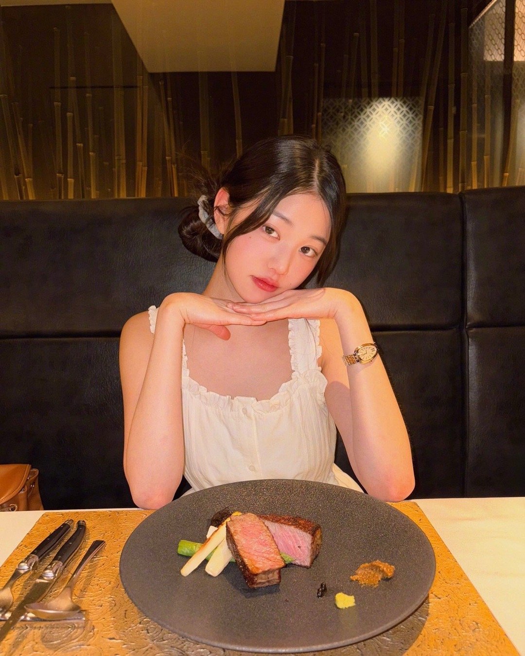 乖乖吃饭的小兔子🐰​​​