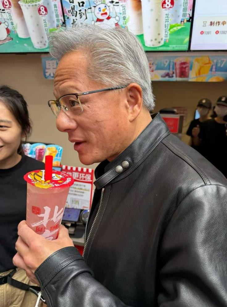 5月15日，英伟达创始人黄仁勋现身北京街头闲逛，中途走进一家蜜雪冰城门店购