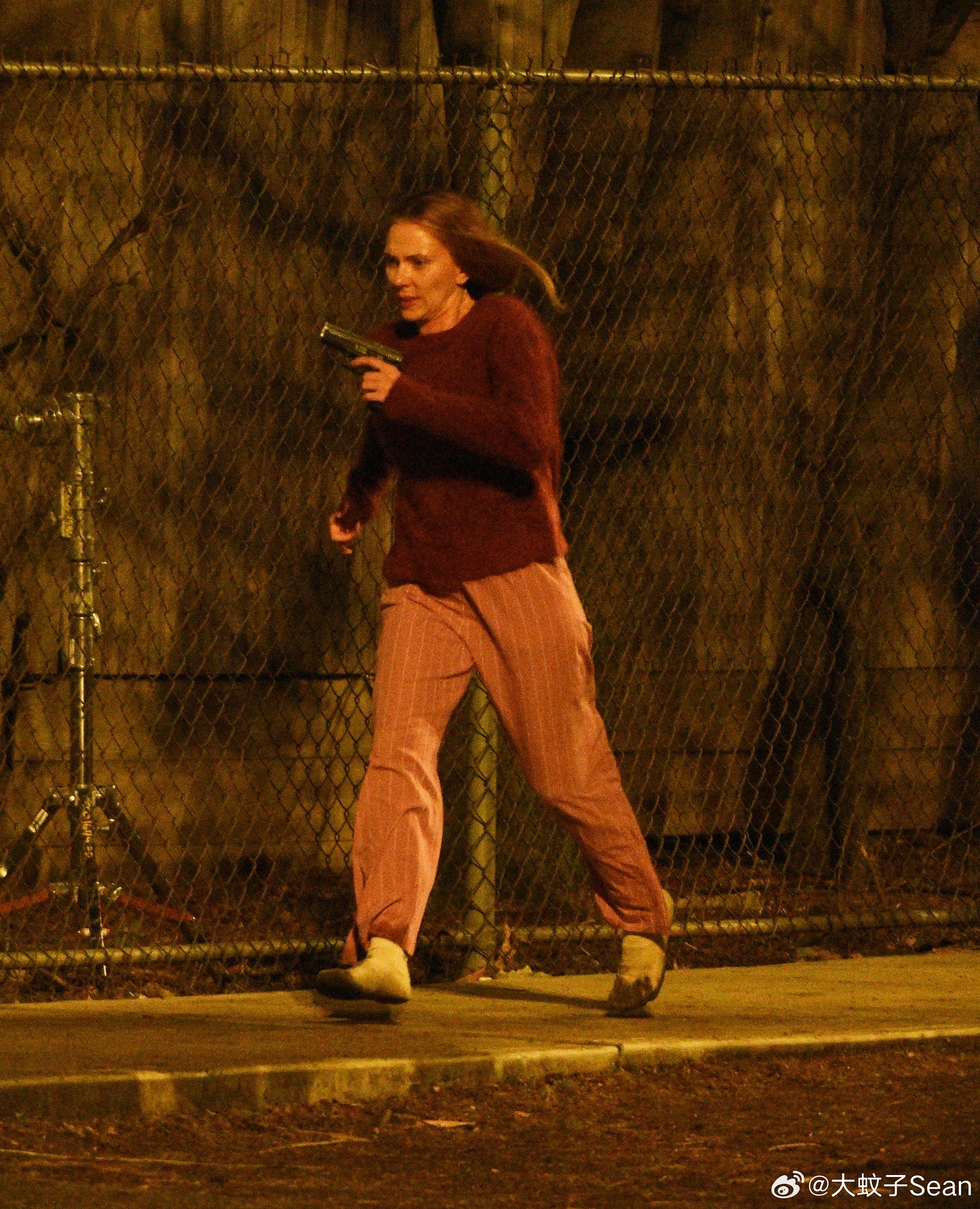 scarlettjohansson斯嘉丽约翰逊在纽约为《驱魔人》拍摄夜戏，和替