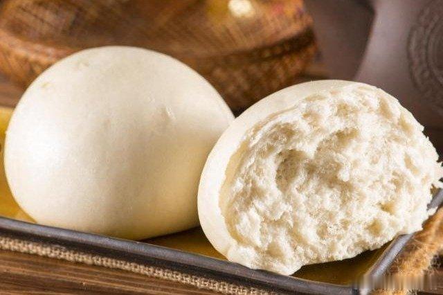凤凰新闻【馒头被点名！医生：馒头冷冻24小时，抗性淀粉翻倍控糖护肠？】天天吃的白