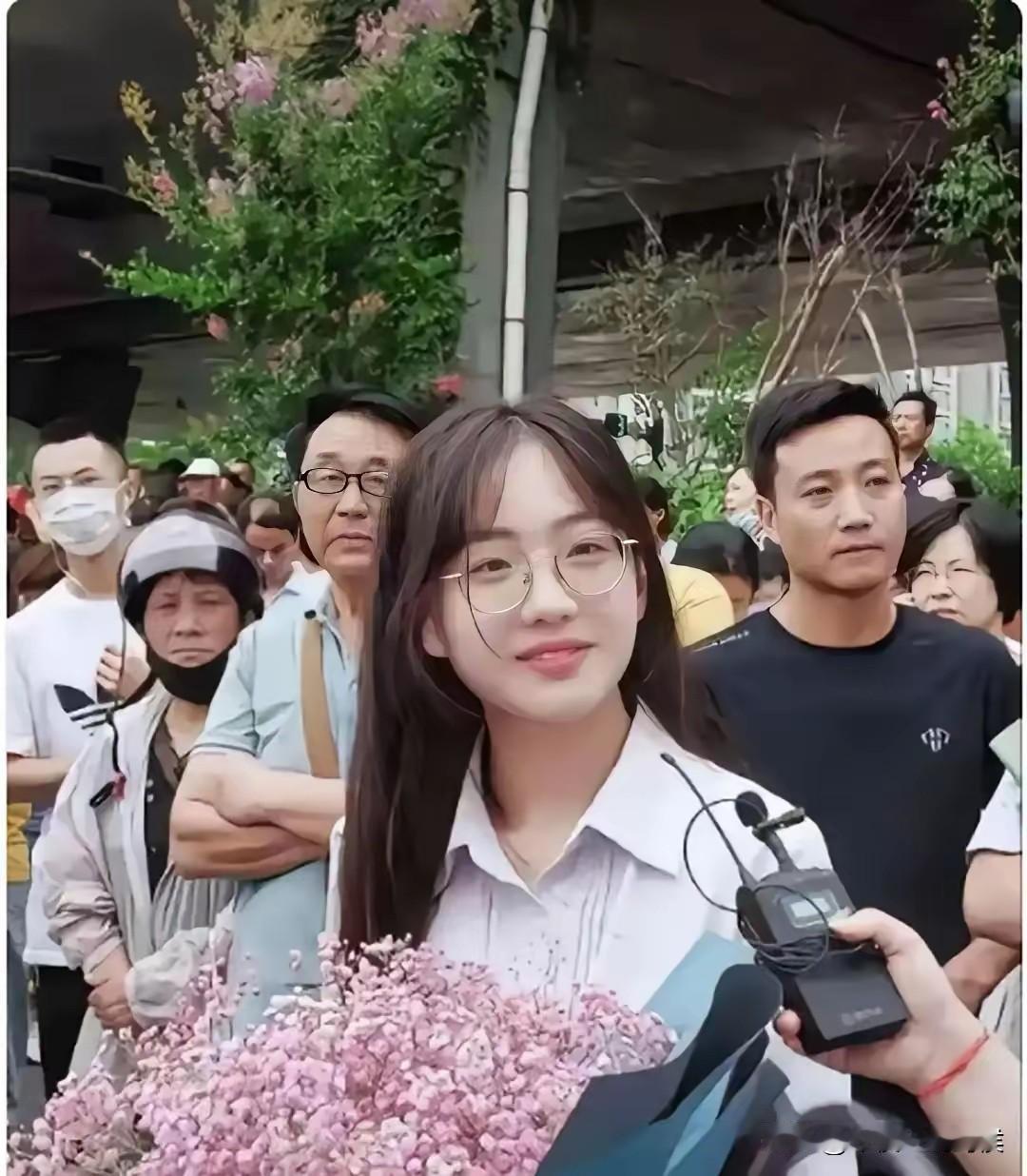 原来一女网友的签名是：世界上有两个我，一个在网上变态疯批随性；一个在现实生活中