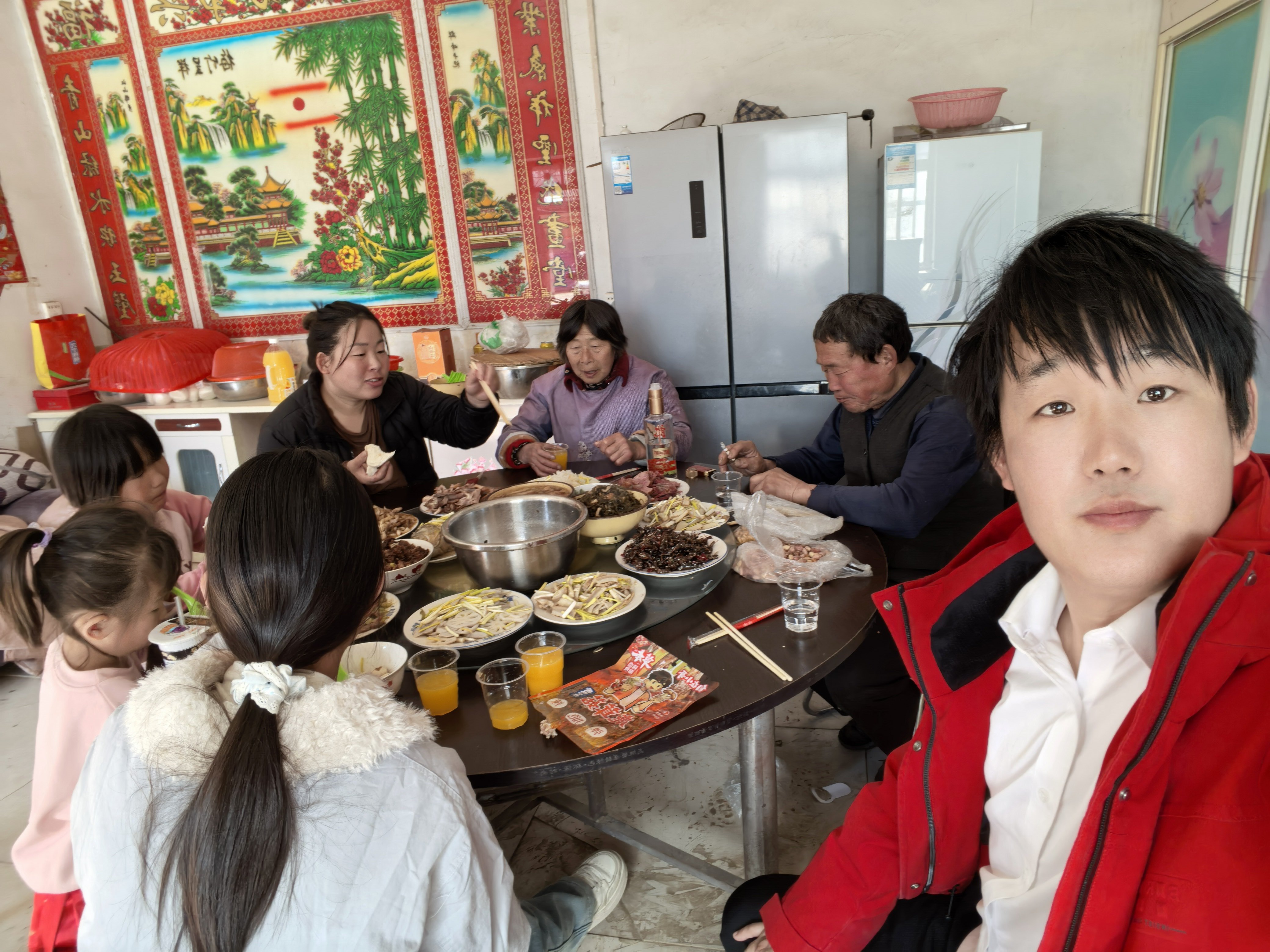 来到岳父岳母家走亲戚，河南的农村家常菜，老规矩，就喝一瓶