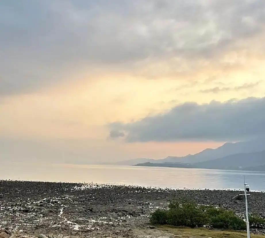 女生在小红书写下自己怎么从满心期待到一声不吭搬走。她说节日一个人过，发烧自己打