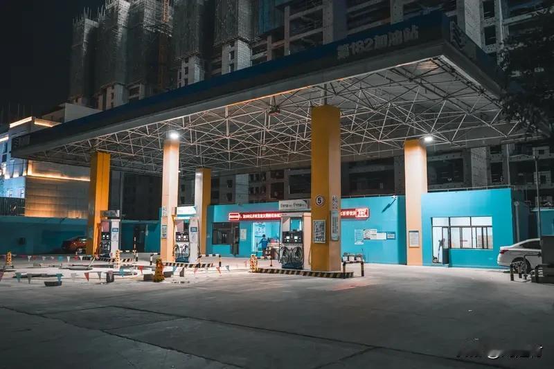 摩托车主不听劝在加油站洒油重庆一摩托车主太离谱！不听劝在加油站洒油。1月20