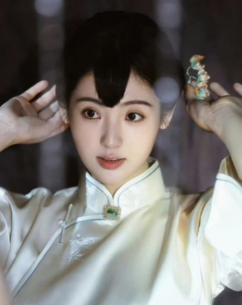 为啥年代剧中间要留一撮头发，感觉不留好看点。