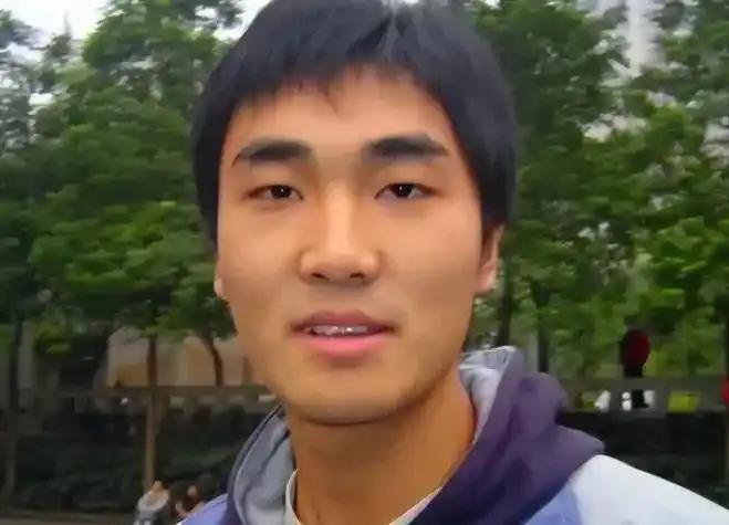 “每月就给我500块，资助不起装什么孙子！贫困大学生向海清向媒体怒斥：“我要把孙