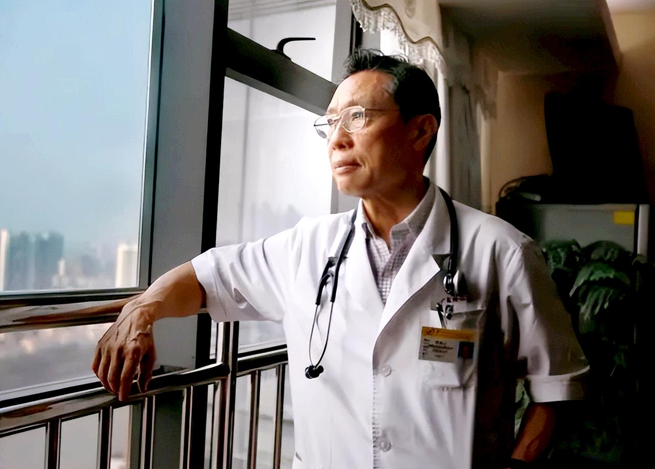 钟南山院士在新冠时期为我国做出了巨大的贡献，但没想到却成为了网上一个热议的话题。