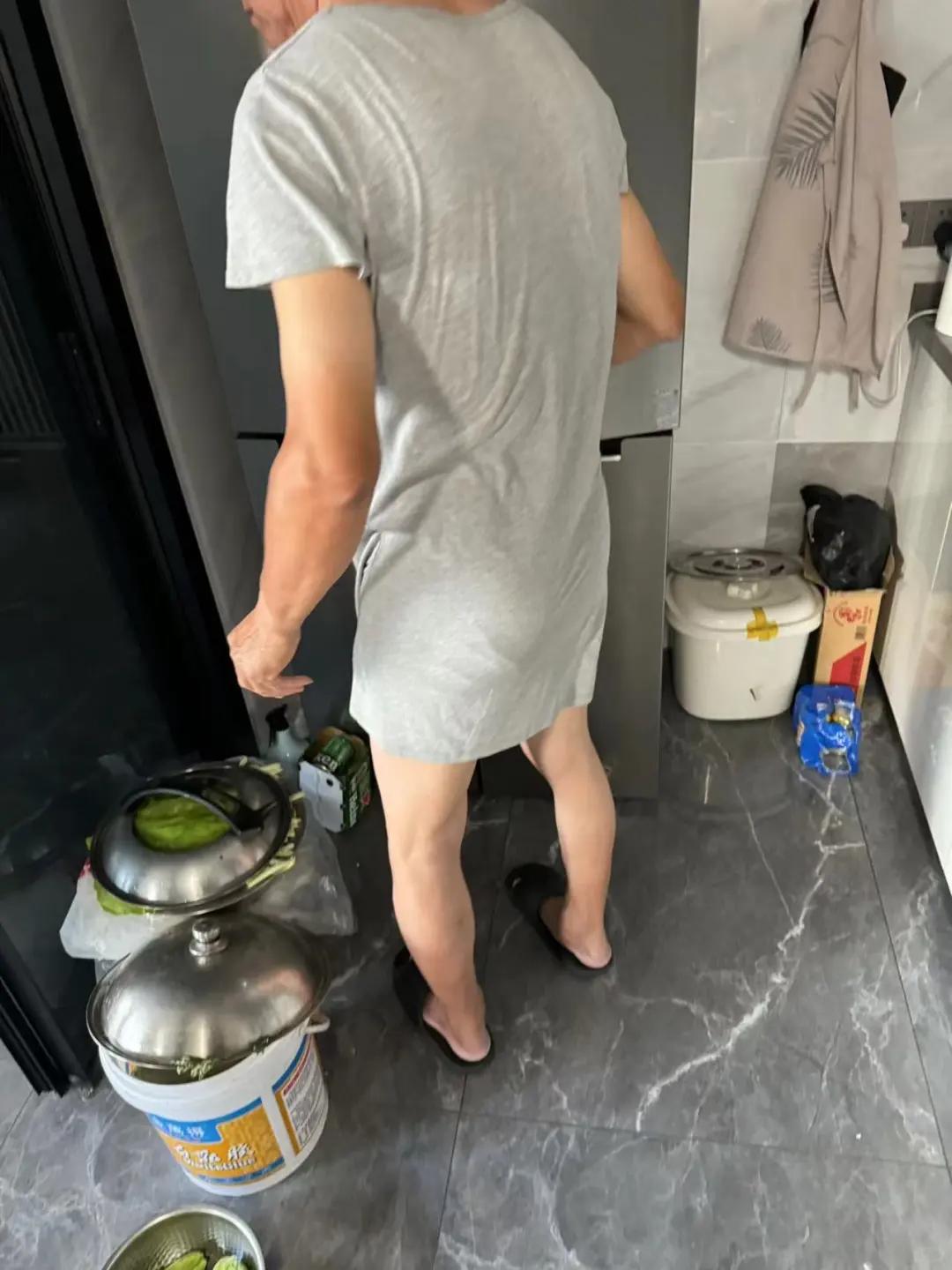 惊呆我了，公公竟然穿我睡裙！看到公公穿我睡裙整个人都不好了。公公以为是老公的