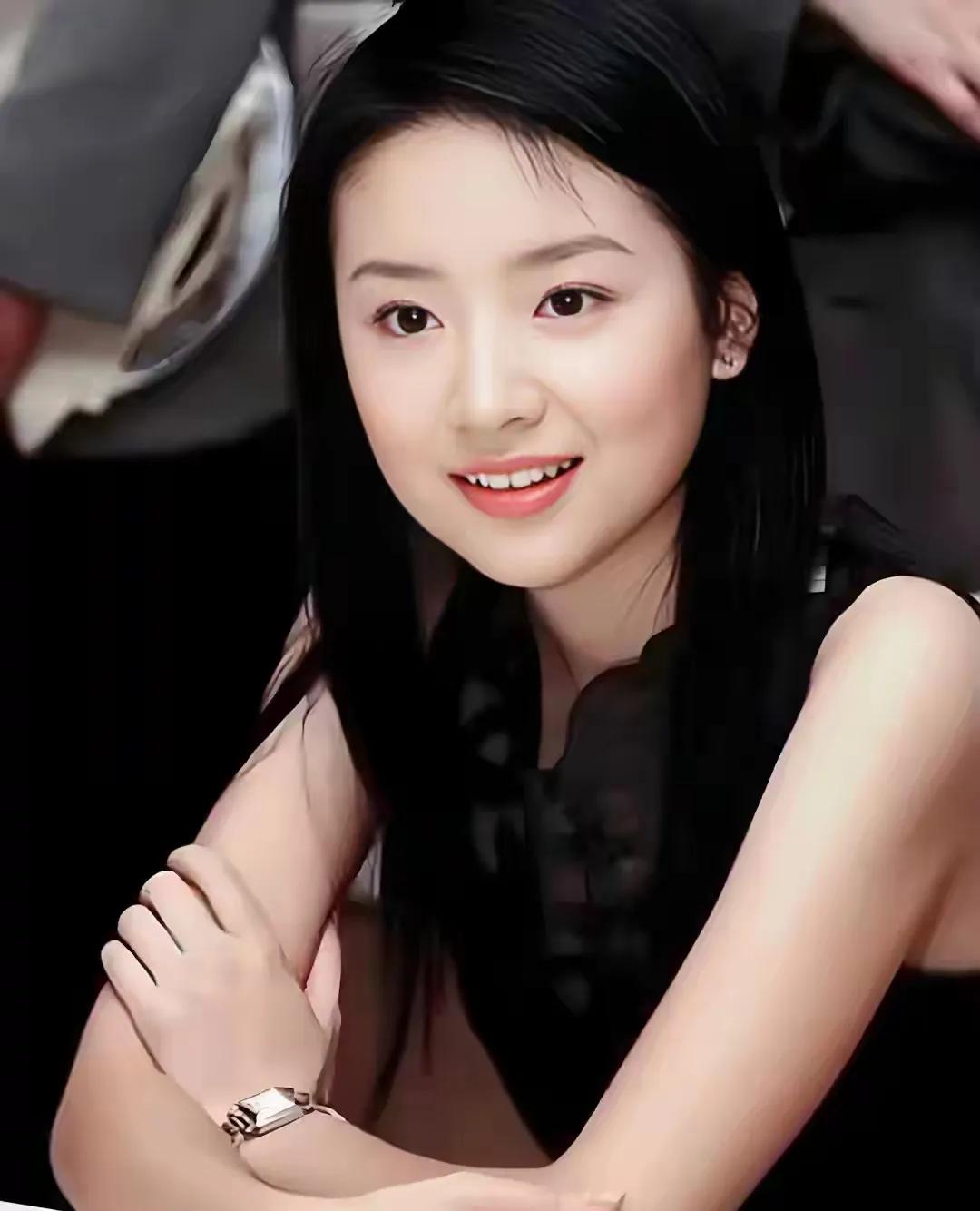 那时的董洁诠释了什么叫做女人如花，她是那种让人一看就想到花香味的女子。可惜她没有