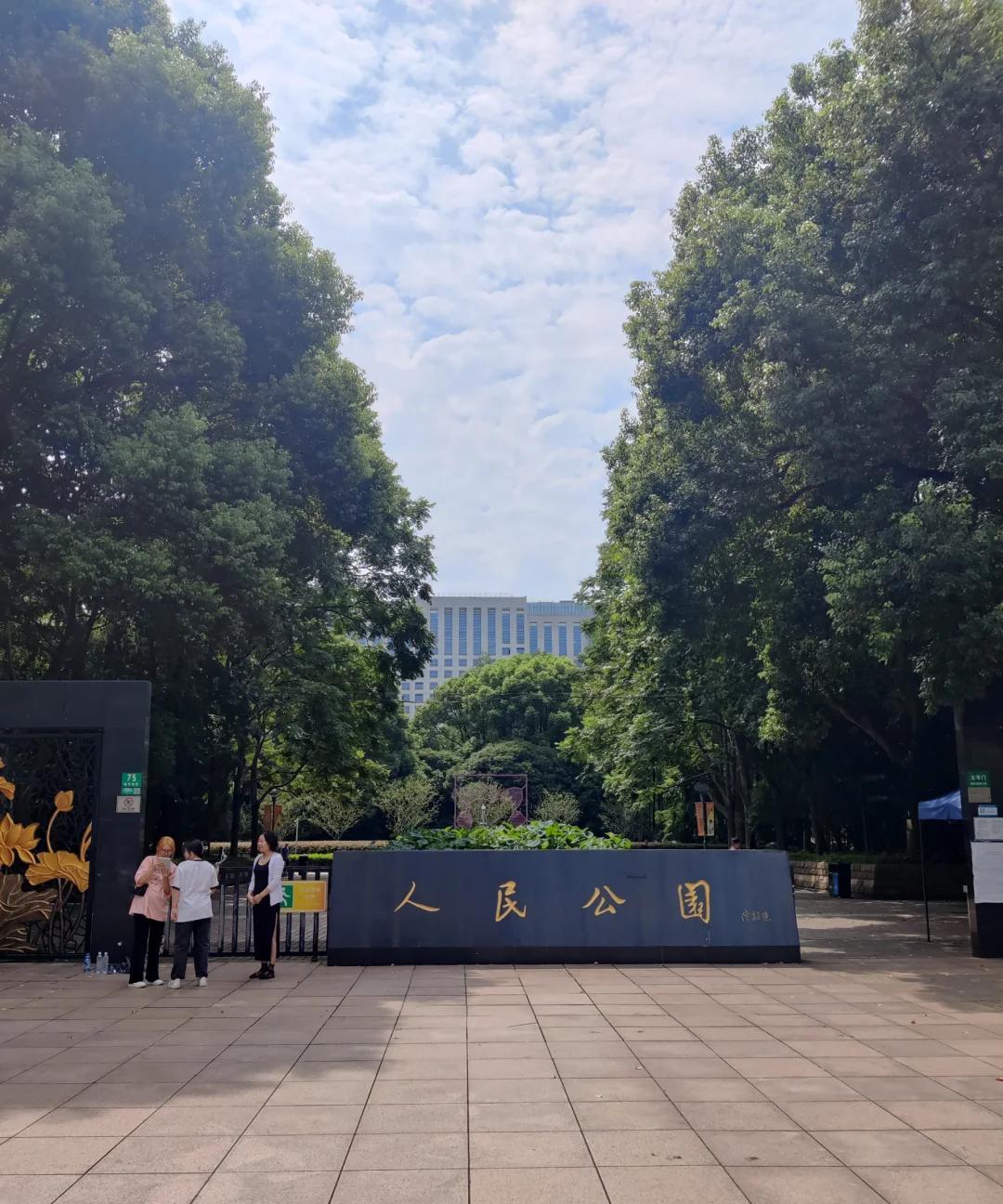 被上海老年人的社交速度惊呆了~路过人民公园，听说园里的荷花开的正艳，便想进去欣