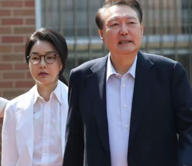 韩国传来消息！2025年11月7日，韩国首尔中央地方法院门前挤得水