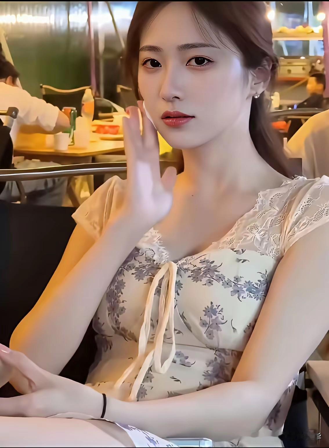 这个小姐姐远远看上去，给人一种窈窕淑女君子好逑之感，五官端正，肤白貌美，关键一点