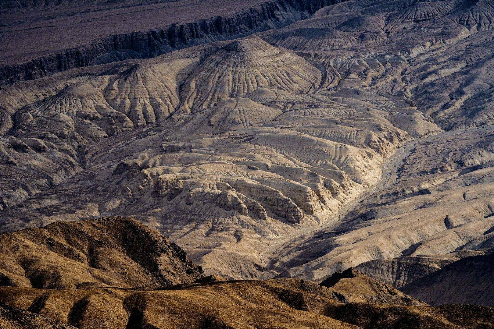 在数千米深的汪洋之下，海底还覆盖着厚达一公里的泥沙层。这里极寒、高压、极度贫瘠，