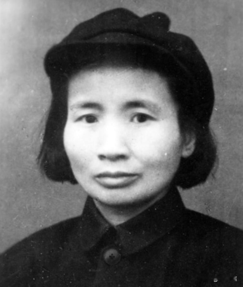 1933年，钱瑛不幸被捕，为了不暴露身份，她借口上厕所，把一块怀表扔在了草丛中。
