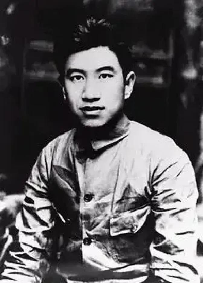 1934年，天津街头，一个化装成商人的年轻人被特务押着往警察局走。他一边走一边飞