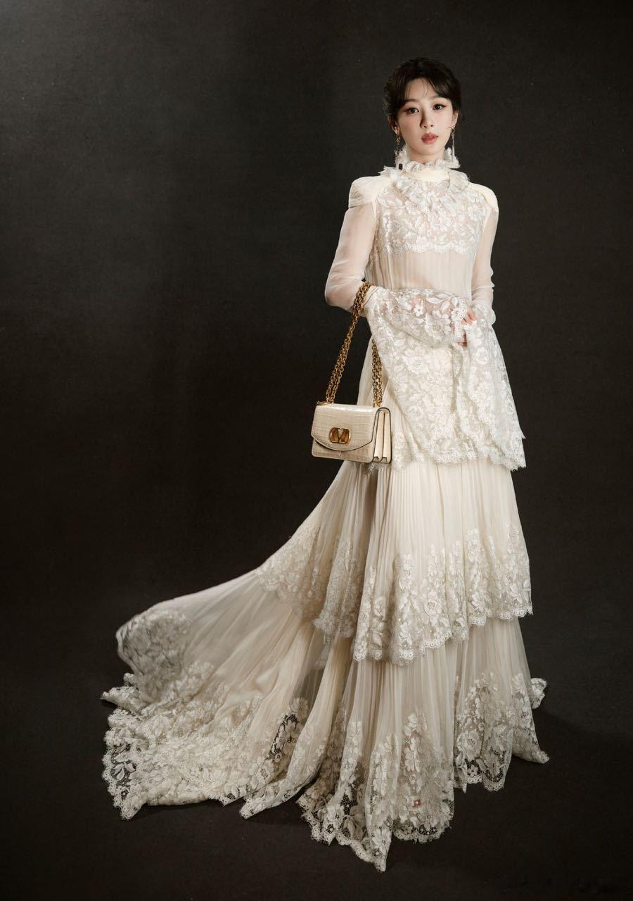 杨紫华伦天奴春夏高定杨紫白玉兰演绎Valentino2025春夏高定。白玉兰