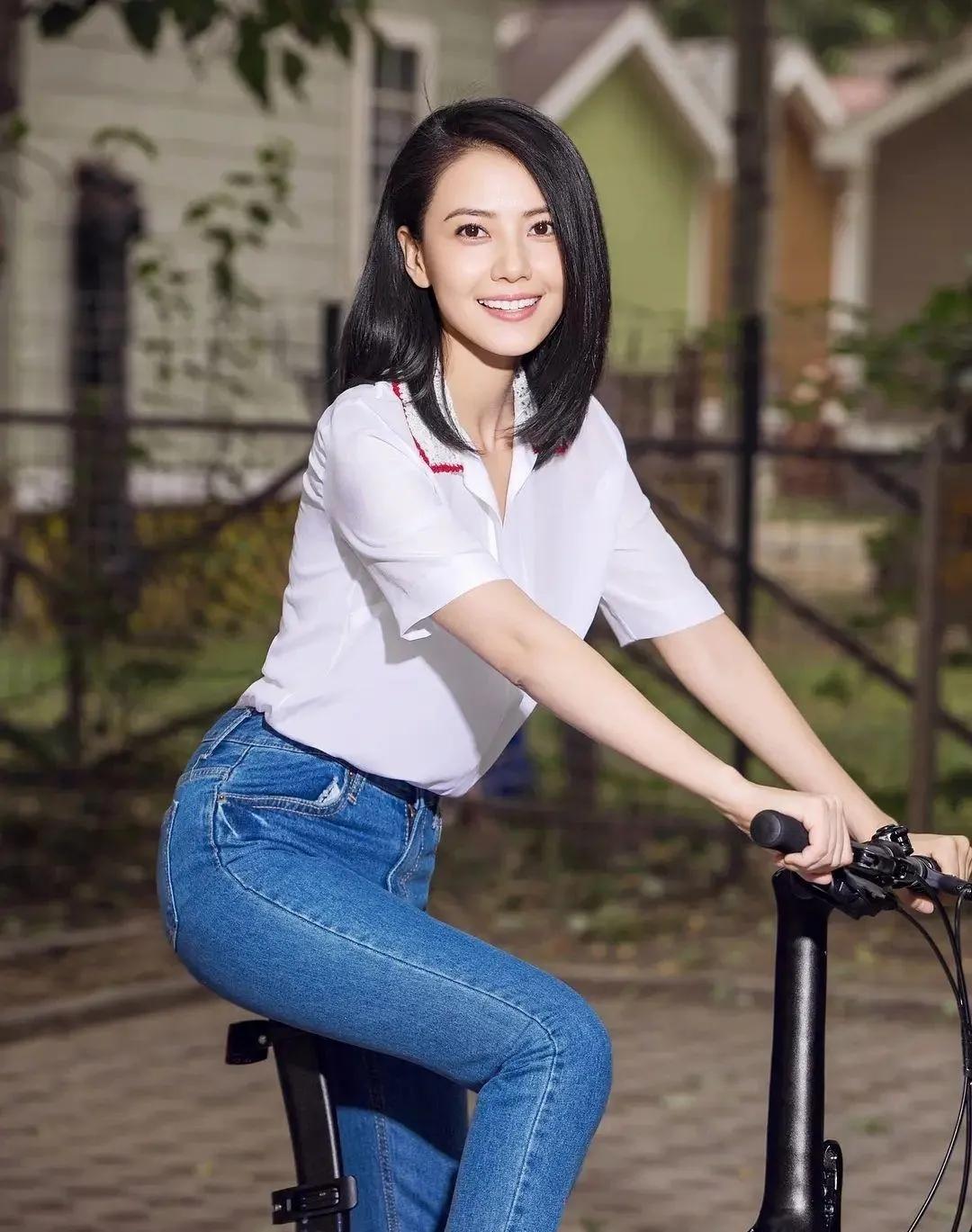 不明白，袁泉哪里比高圆圆好？没想到，高圆圆之前跟夏雨还有一段感情。2007年