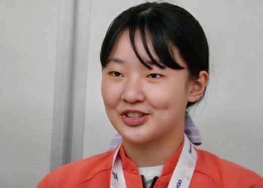中国记者在亚运会上问张本美和“谁是你心目中最好的球员”，这姑娘居然一句中文不蹦，