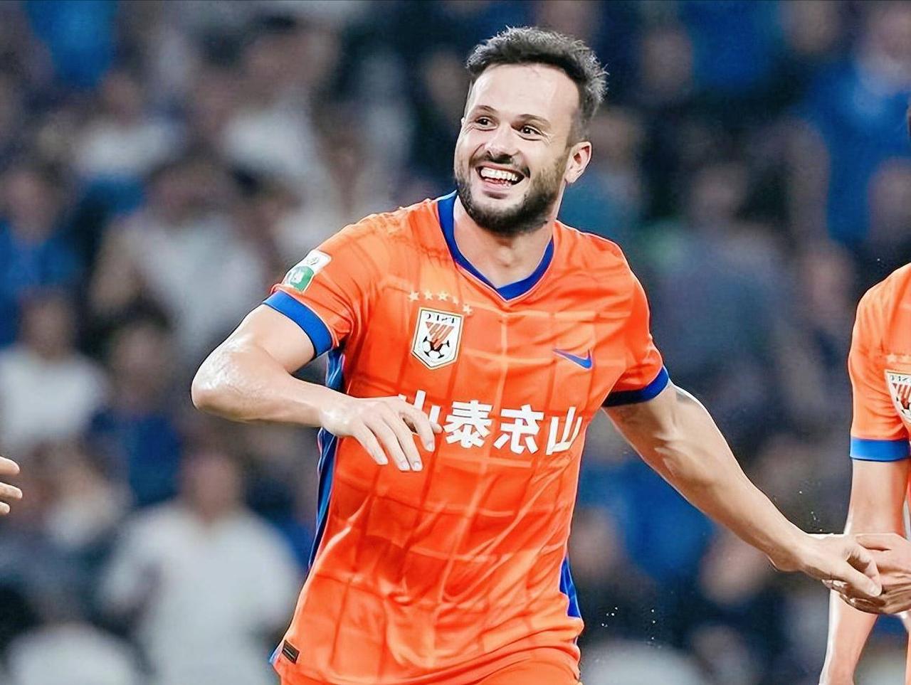 山东队史第8！山东泰山主场1比2输给大连英博，卡扎伊什维利打进挽回面子的一球。