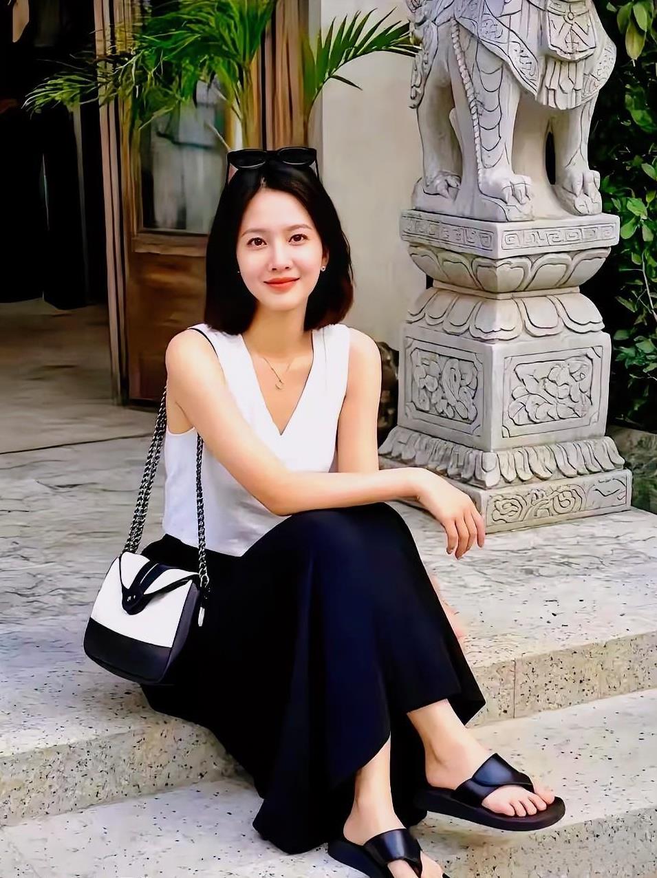 绿树阴中倚石坐，清风徐来满面生。