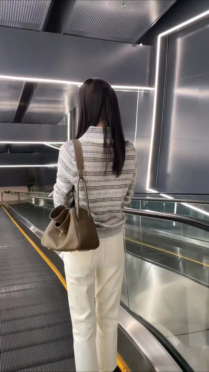 轻纱拂面，步履生辉。