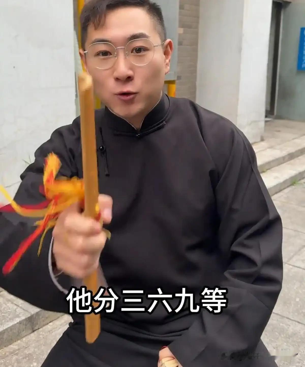 杨议徒弟薛博文跟杨议裂穴了。原因现实又丢人！小薛被杨议饿跑了……对，就是发
