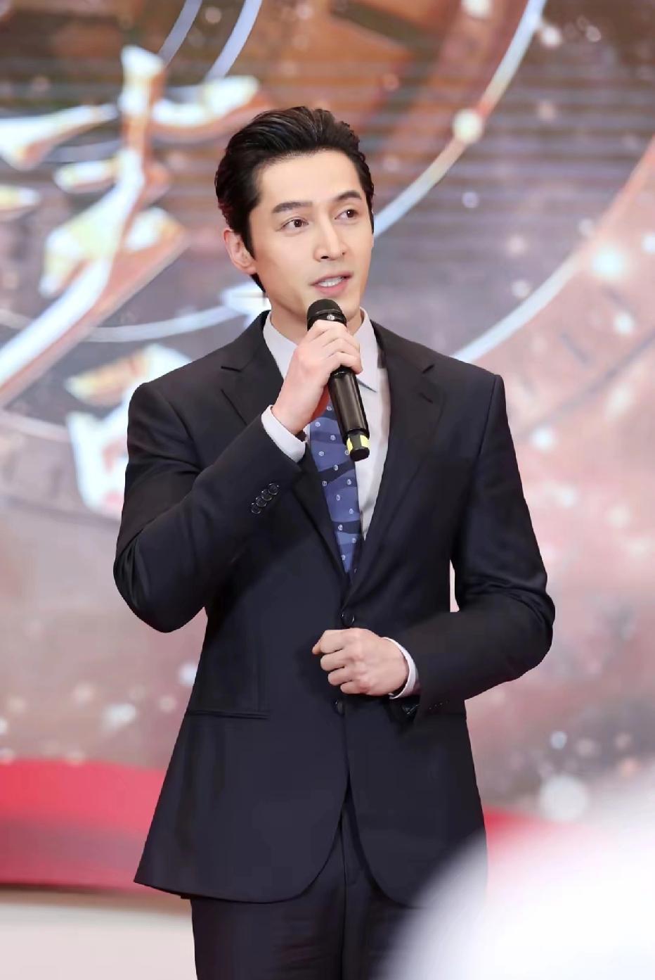 其实我也挺心疼胡歌的因为他这辈子最大的遗憾不是在事业巅峰错失机会,而是母亲最