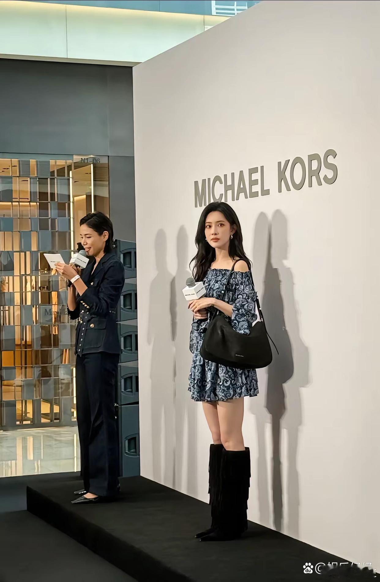 她本人比电视上好看太多了，特别是腿又直又白！