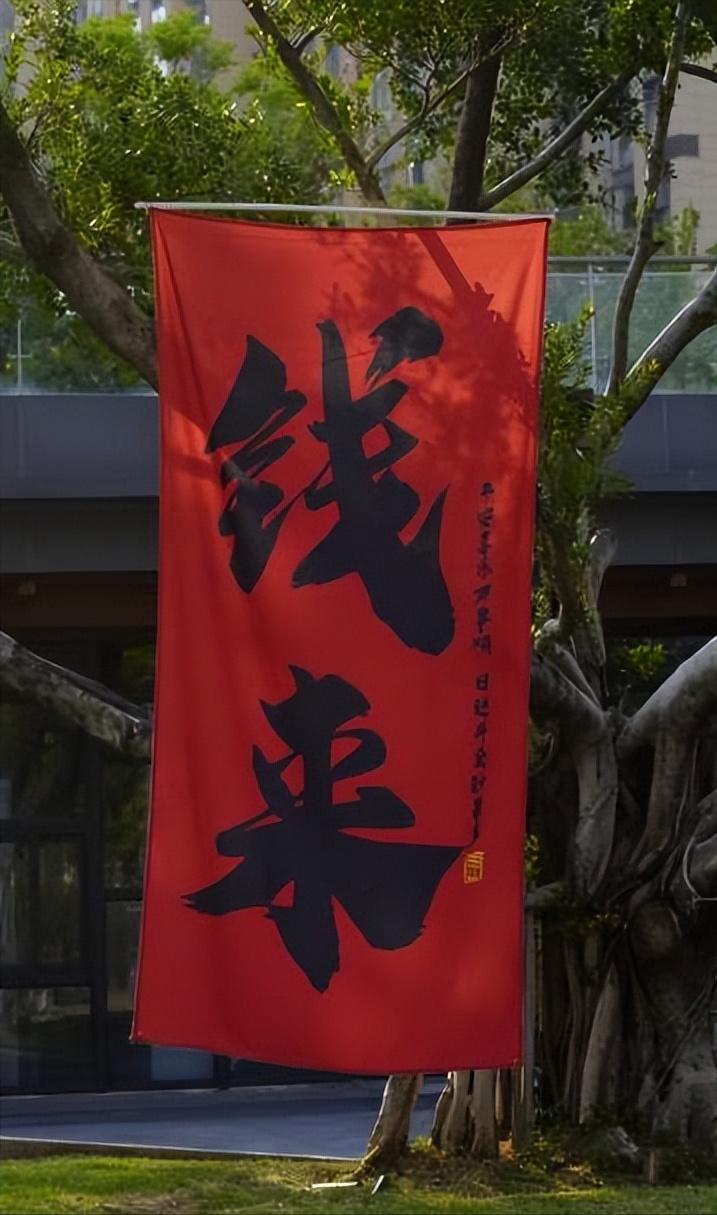 歌声载着欢愉流淌，舞蹈裹着愤懑跃动，绘画将幽微心绪凝于尺幅，音乐则把万般情绪谱入