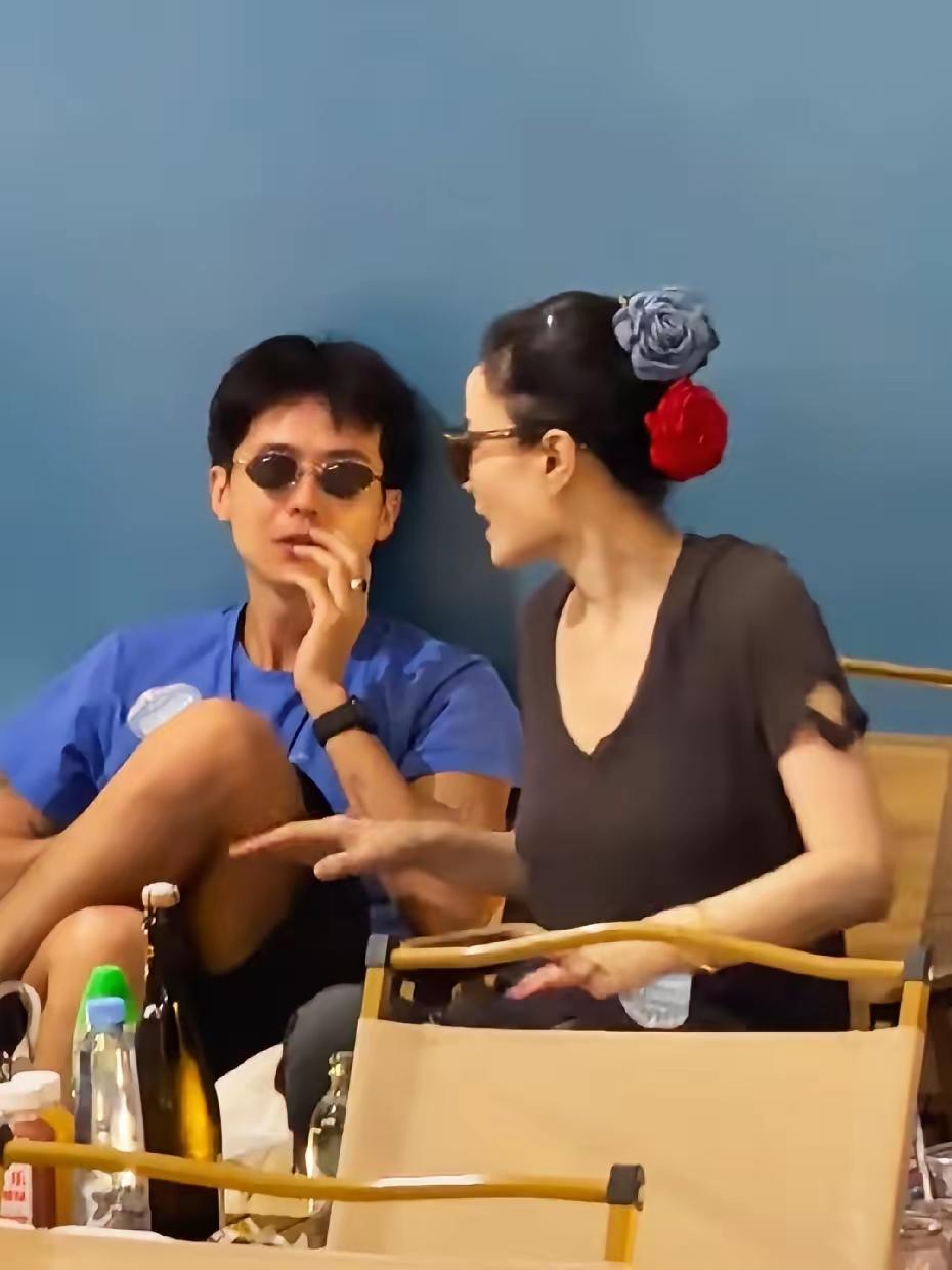 可笑死我了，王菲这是要闹哪样？搞个大红花在后脑勺上戴着做啥子？跟个媒婆似的，太有