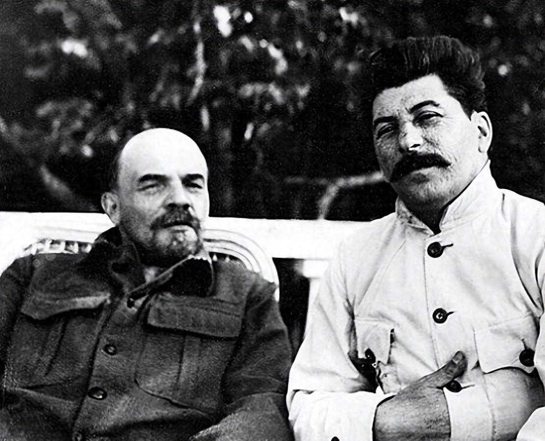 格局和谋略方面，毛主席与斯大林的比较，究竟是谁更为卓越、具备更高层次的领导力呢？