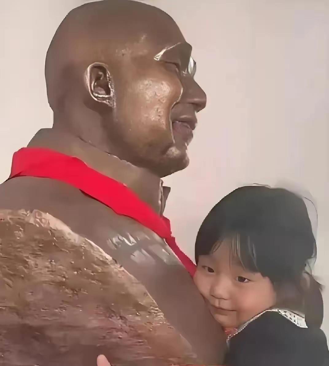 四川成都一位妈妈，带着三岁的女儿去大凉山景区玩。小姑娘一路上蹦蹦跳跳的，追蝴蝶、