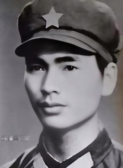 1975年，21岁的杨建章参军，原本想当驾驶兵，却被安排养了三年的猪，然而，他却