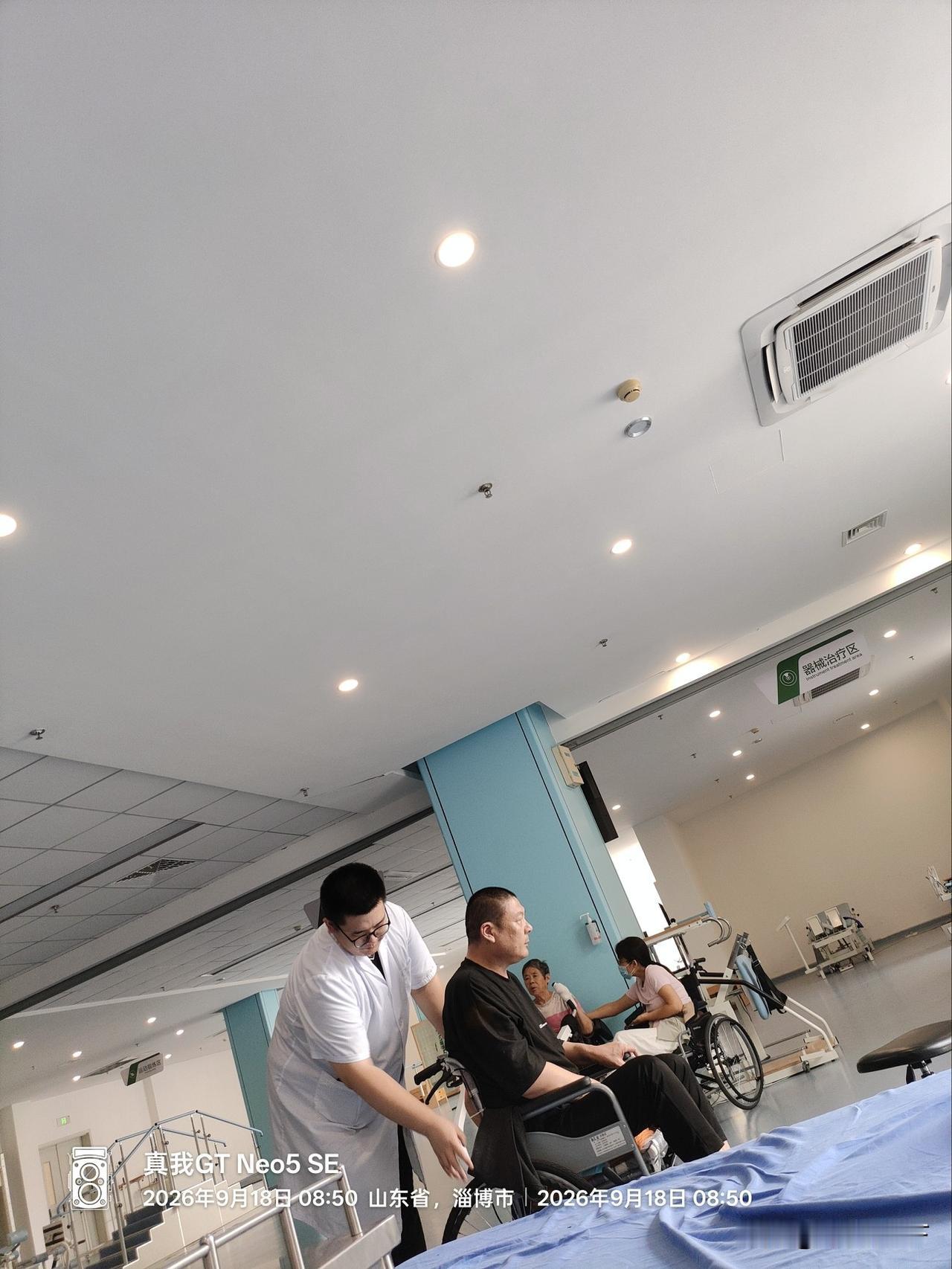 现在脑溢血（脑梗）的年轻人越来越多。下图是昨天才来康复治疗科进行康复的40多岁的