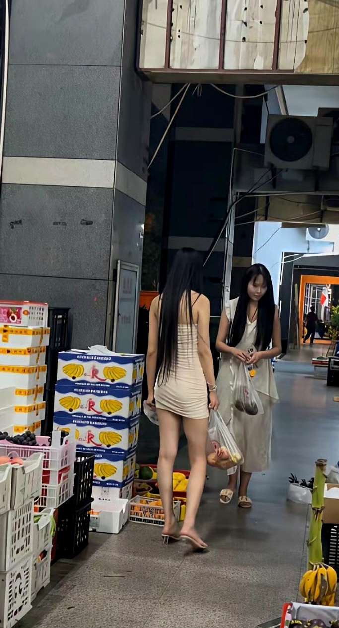 菜市场看到的最漂亮的女生了！​