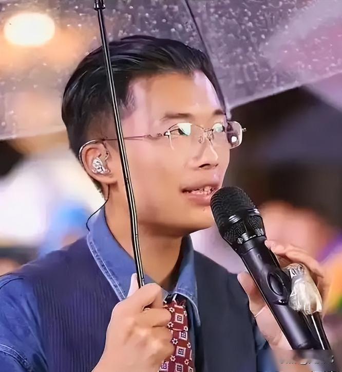 2024年初，郭有才还在山东菏泽南站露天直播唱歌，每天赚够300块就很满足