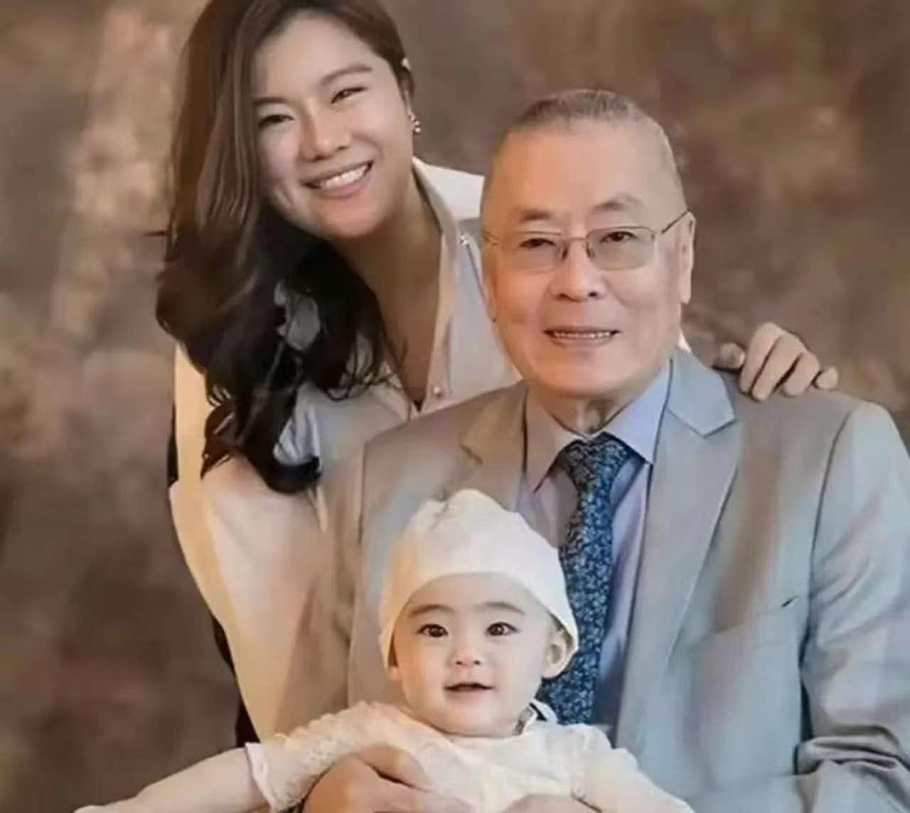 2017年，一则温馨的婚讯在音乐圈悄悄传开：年过八旬的钢琴大师刘诗昆，迎娶了自己