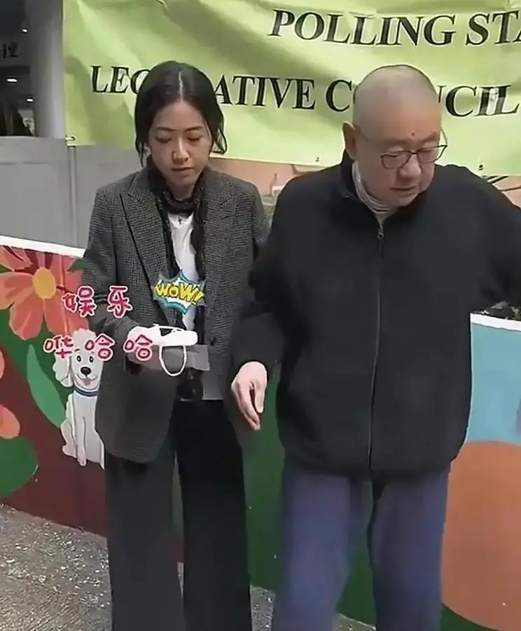 刘銮雄下车，裤脚蹭了车门。就这个动作，值一辆特斯拉。那不是普通灰裤子。瑞士