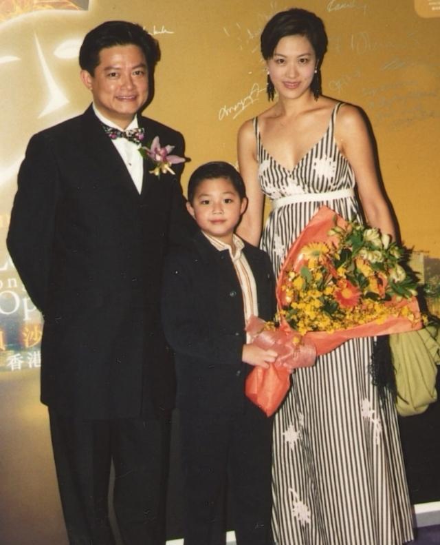 恩爱26年的模范婚姻走向终结，65岁知名歌唱家再婚，迎娶比自己小30岁的女学生，