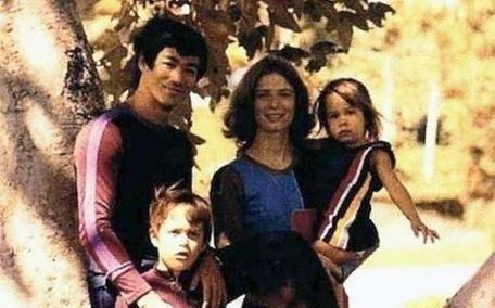 1973年7月20日，李小龙刚刚去世，徒弟汤姆就光速和新婚妻子离婚，然