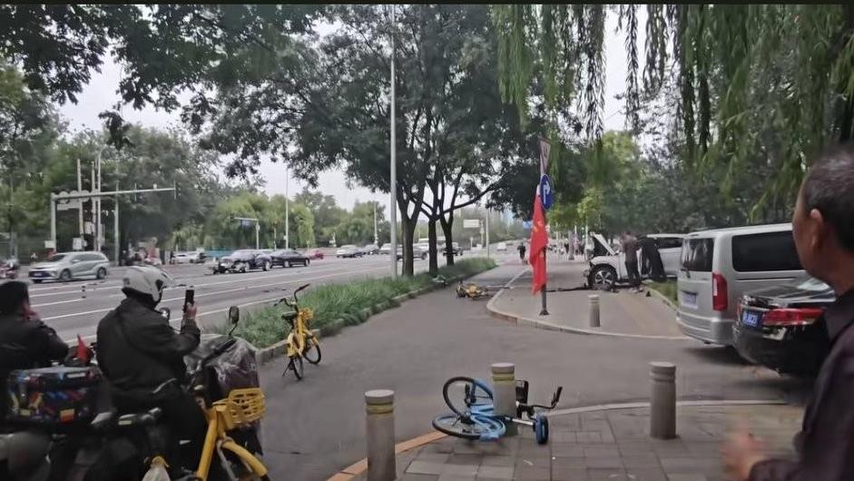与陈震对撞的车主，鼻梁被干骨折了，后面还有一个人受伤，走近一看，这个白车的气囊居