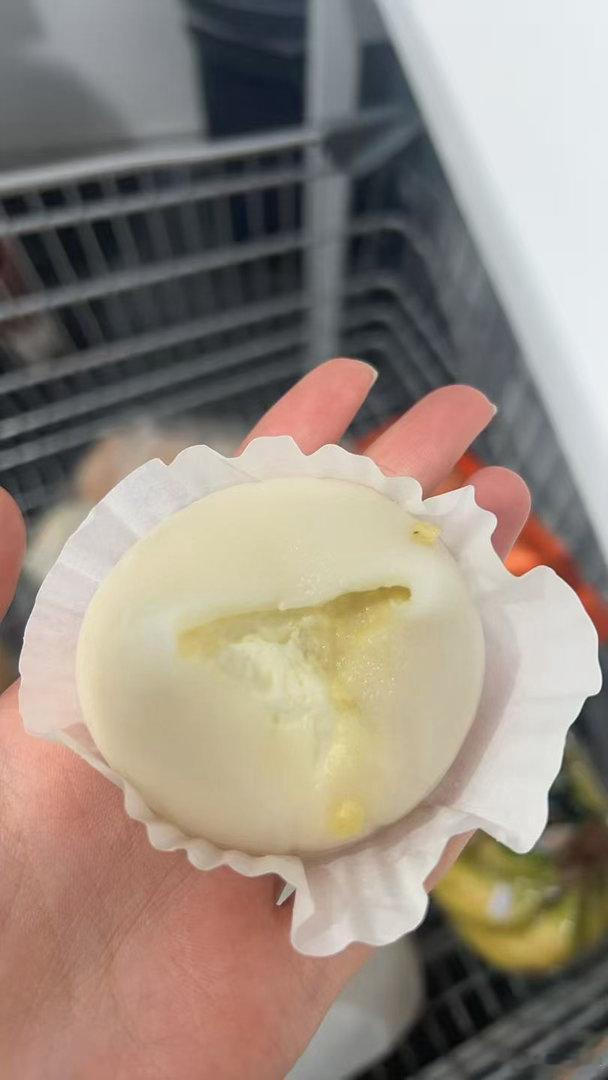 山姆的榴莲大福真的很好吃呀，就是太大一盒了，感觉要吃好久。有喜欢吃榴莲的友友嘛～