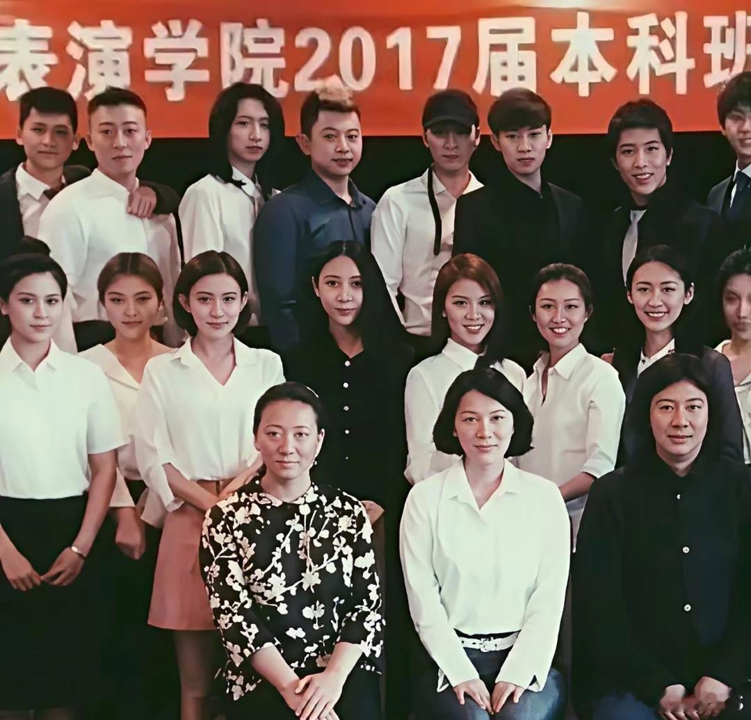 看到孟子义这张毕业照，就能明白她为什么能成为明星了吧？照片里她五官精致，气质出众