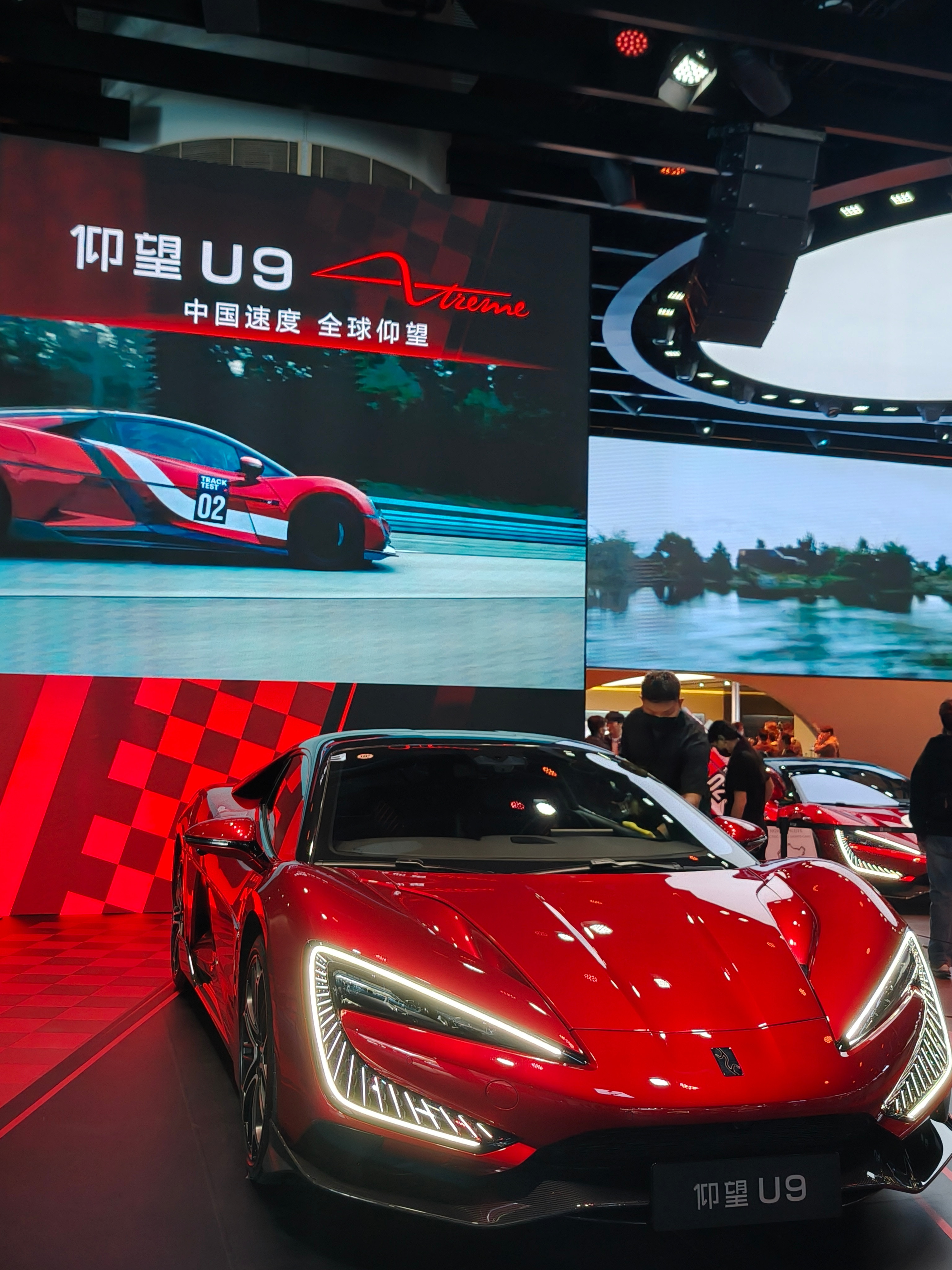 广州车展仰望展台三车齐发，超跑U9X、全尺寸SUVU8L鼎世版、旗舰轿车U7三