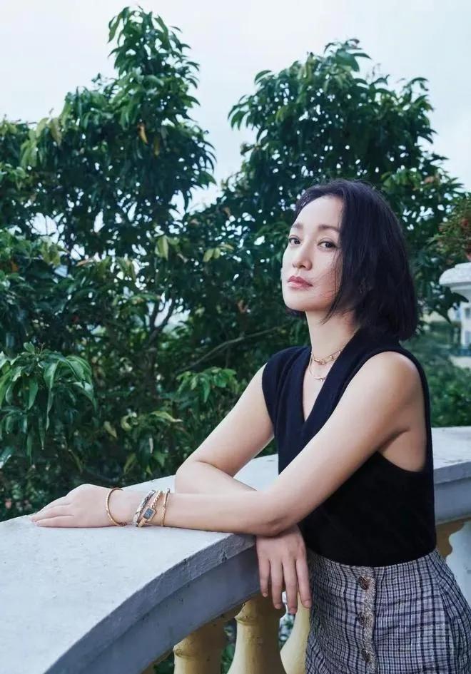 周迅这身穿搭太懂轻熟氛围感！黑色V领无袖背心搭配格纹半裙，利落波波头衬得人清冷